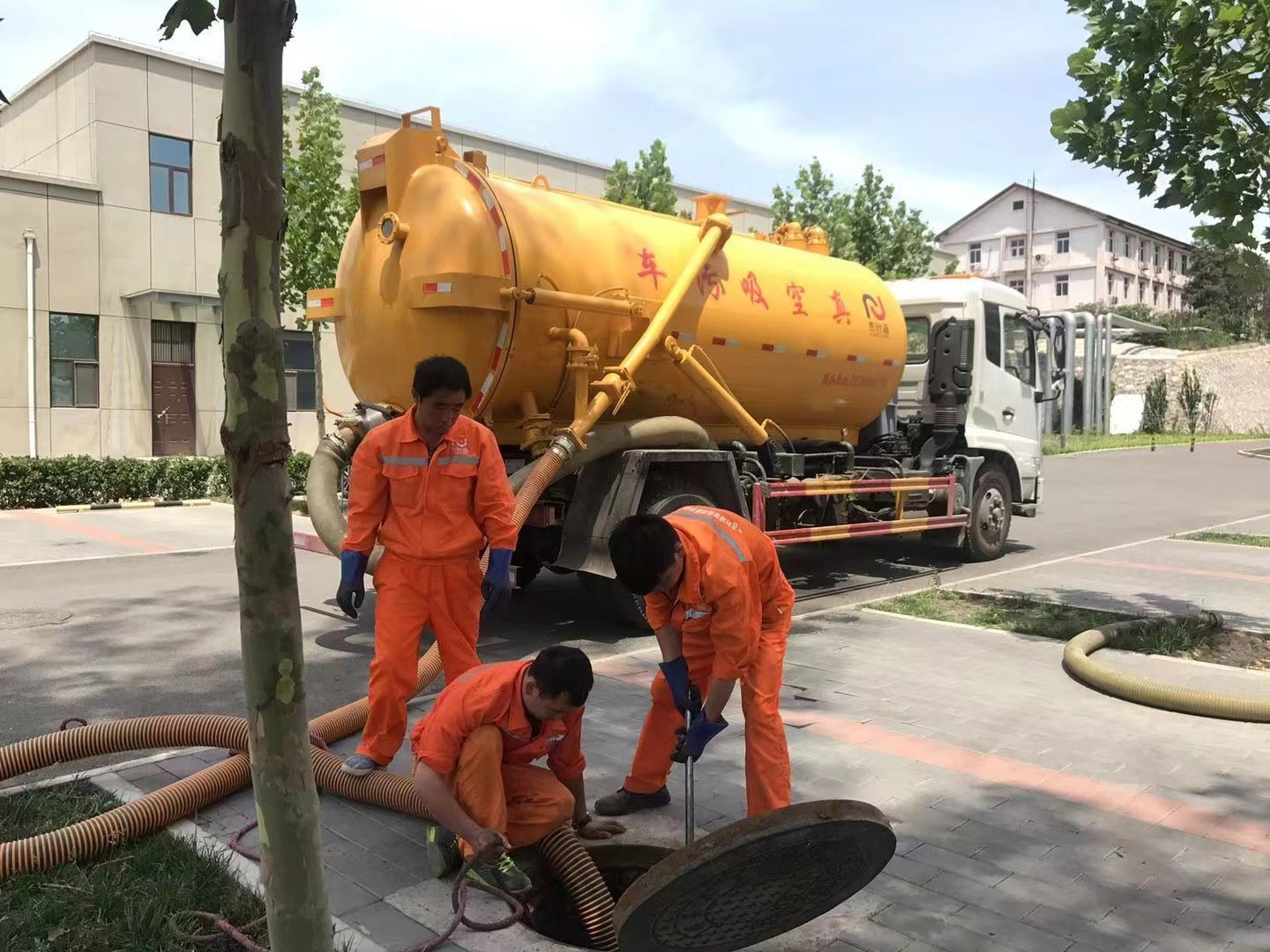 台安管道疏通车停在窨井附近