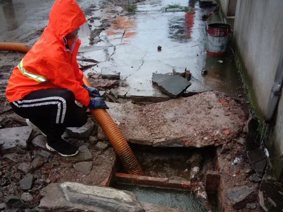 台安专业清理污水池 炜誉市政以规范流程守护城市 “肠道”