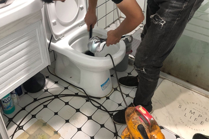 台安马桶堵塞自己疏通还是找师傅?专业上门服务让你省时更省心